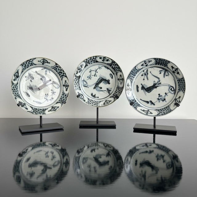 Japanese 17th Century Japanese Blue and White Porcelain Plates- A Set of 5 For Sale - Image 3 of 9