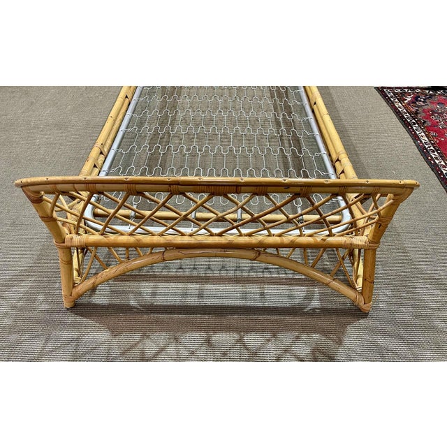 B4-709 Rattan bed from the 1960s with its metal base - L=2m20 l=1m18 Hheadboard=80cm Bedding 80-190.