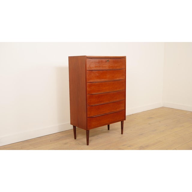 This beautiful vintage tall chest of drawers combines the distinctive charm of Danish design with a warm, timeless look....