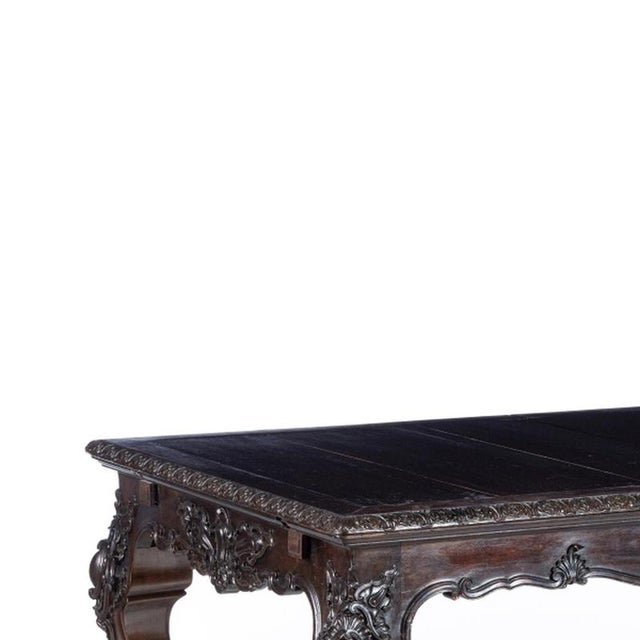 Furniture - Dining room table; in fine wood. Portuguese; from the 20th century in fine wood; resting on four curved legs...