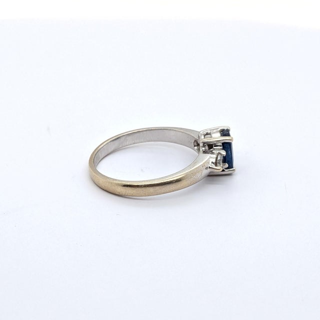 Metal Late 20th Century Three-Stone Blue Oval Gia Sapphire & Diamond Ring in 18k White Gold - Size 6.75 For Sale - Image 7 of 8