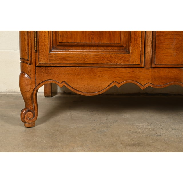 Thomasville French Provincial Louis XV Carved Walnut Sideboard Credenza, Circa 1970s For Sale - Image 11 of 16