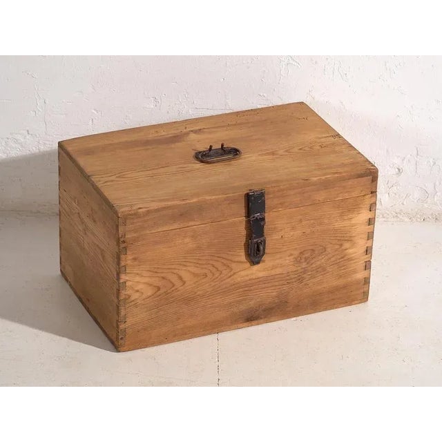 Small antique storage chest (c.1920)Dimensions: Length: 55 cm Depth: 34 cm Height: 31 cmStyle: RusticMaterials and...