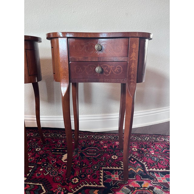 1950s Pair of Vintage Italian Marquetry Inlaid Kidney-Shaped Walnut Side Table With Two Drawers, Louis XV Style Legs For Sale - Image 5 of 12