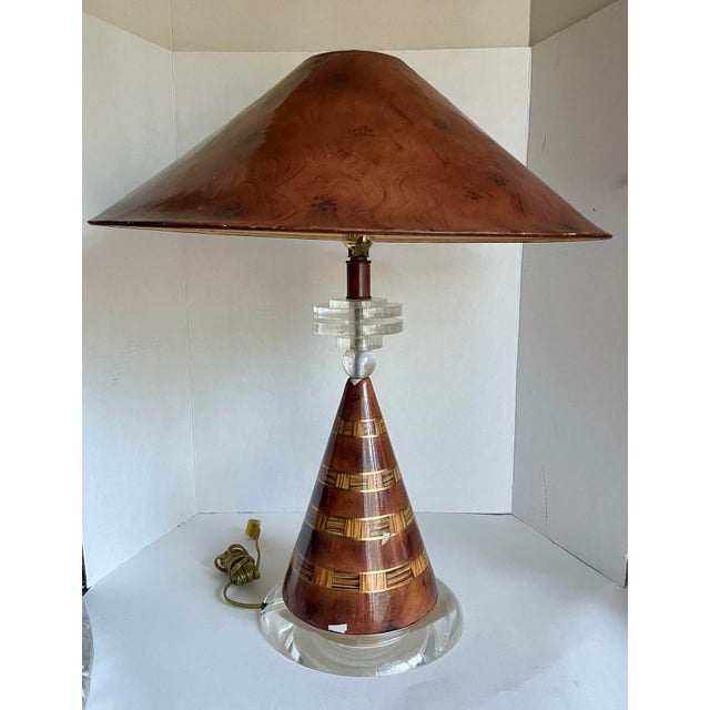 1980s Pair of Vintage Leeazanne Postmodern Faux Burl & Lucite Table Lamps With Original Shades For Sale - Image 5 of 17