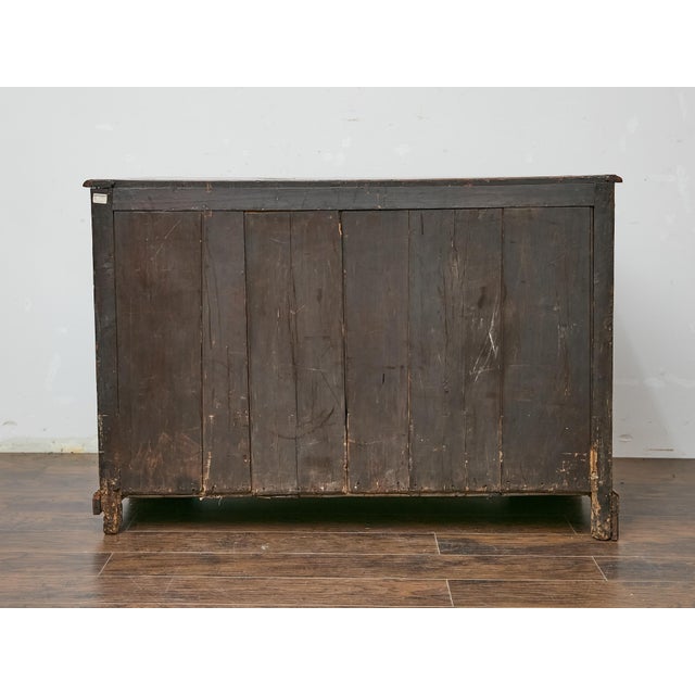 An English mahogany chest from the 19th century, with serpentine front and diamond motifs. Rooted in 19th-century English...