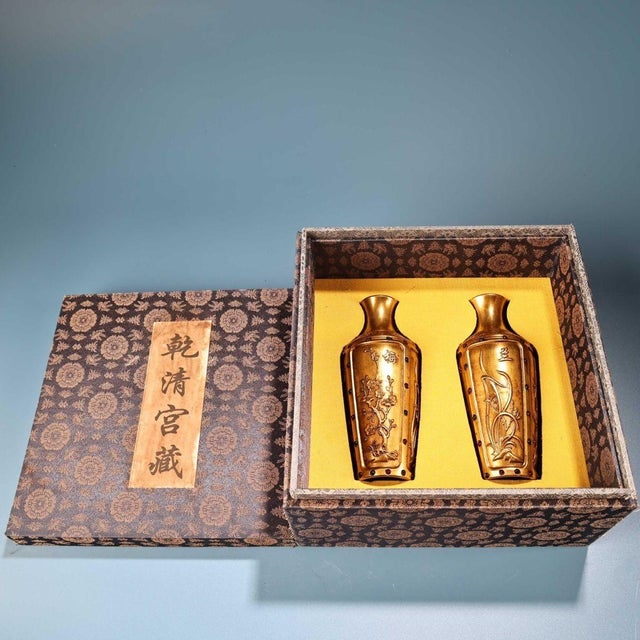 1970s Vintage Pair Gilded Brass Vases, High Relief Carved Four Gentlemen Motif, Inlaid Gemstones, Chinoiserie Matching Vase Set For Sale - Image 5 of 9