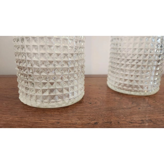 American Pair of Mid-Century Diamond Point Glass Decanters With Stoppers – 1960s Wheaton Style Barware For Sale - Image 3 of 18