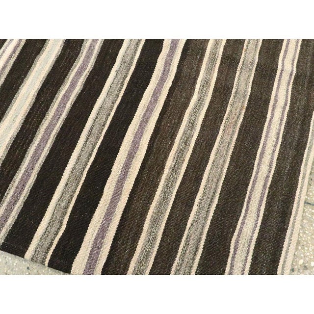 Textile Galerie Shabab Collection Mid-20th Century Handmade Turkish Flat-Weave Kilim Rug in Charcoal and Cream For Sale - Image 7 of 10