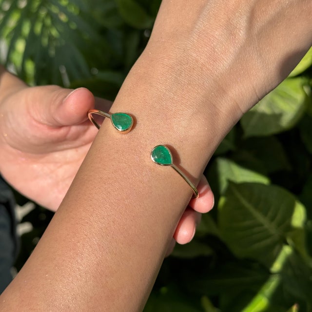 Metal Contemporary 2.58ct Pear Emerald Open Cuff Bangle Bracelet in 14k Yellow Gold For Sale - Image 7 of 17