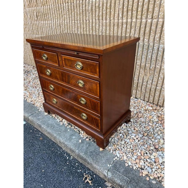 Brown Late 20th Century Hekman Copley Place Georgian Chippendale Style Inlaid Flame Mahogany Bachelors Chest/ Nighstand For Sale - Image 8 of 18