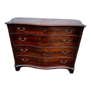 Early 20th Century Federal Style Flame Mahogany Serpentine Front Chest of Drawers.