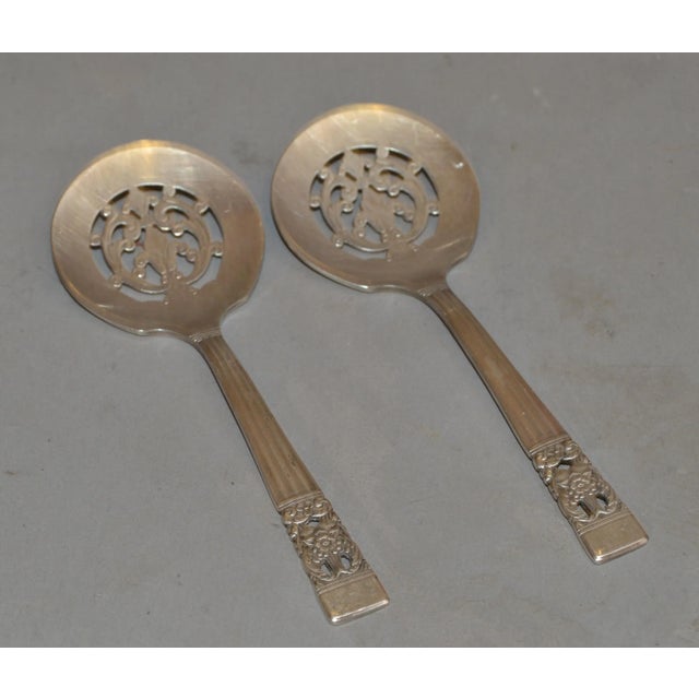 1950s Victorian Oneida Silver Plated Footed Serving Bowl 2 Community Plate Spoons, Usa- 3 Pieces For Sale In Miami - Image 6 of 13