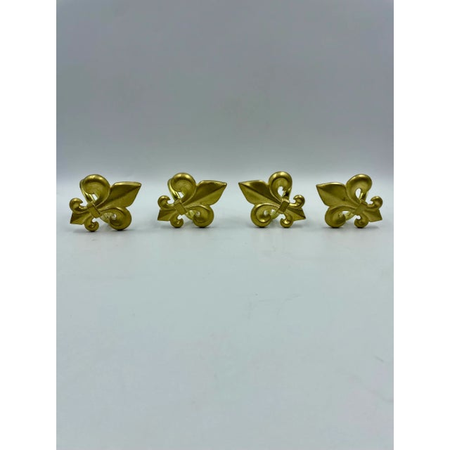 Traditional Vintage Metallic Gold "Fleur De Lis" Napkin Rings in Corresponding Wool & Beaded Pouch - Set of 4 For Sale - Image 3 of 12