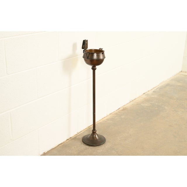 Early 20th Century Roycroft Trefoil Antique Mission Arts & Crafts Hand-Hammered Copper Smoker's Stand With Ashtray, Circa 1910 For Sale - Image 5 of 14