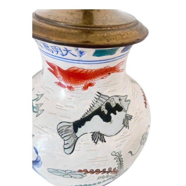 Vintage Chinese Hand-Painted Ceramic Chinoiserie Table Lamp With Brass Mounts For Sale In Naples, FL - Image 6 of 7