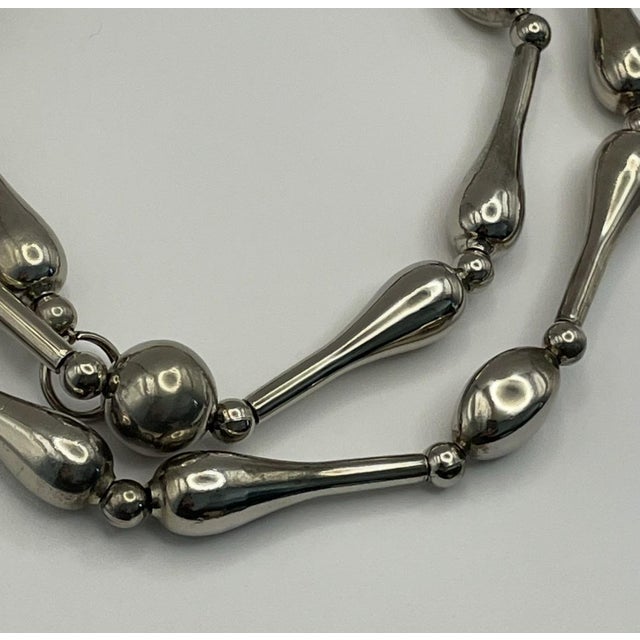 1970s Vintage Modernist Silver-Tone Sculptural Teardrop Statement Necklace – 94g For Sale - Image 6 of 8