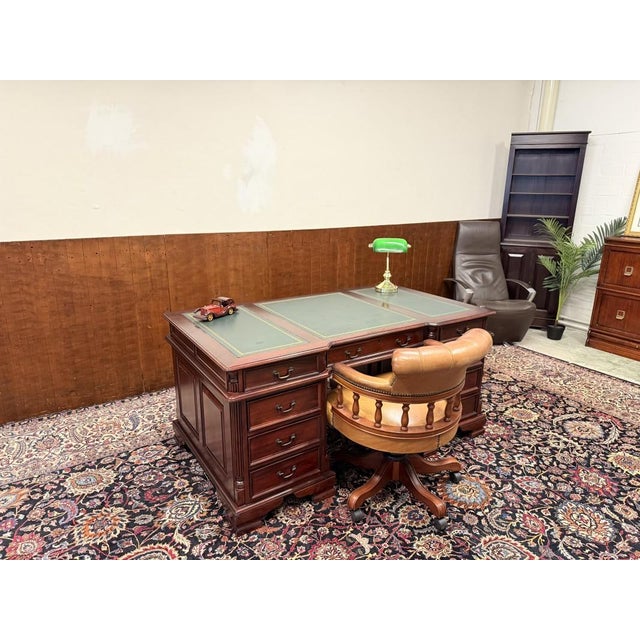 English Desk in Mahogany, in Good conditions. Designed 1920 to 1949
