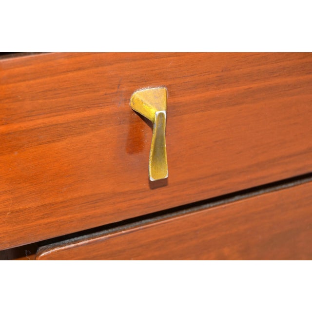 1960s American Classic Wood Brass Night Stand Bedside Tables Mid-Century Modern - Pair For Sale - Image 5 of 11