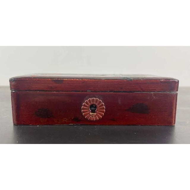 Pretty Japanese lacquered box decorated with birds and foliage. signed Lacquered inside and outside Late 19th century...