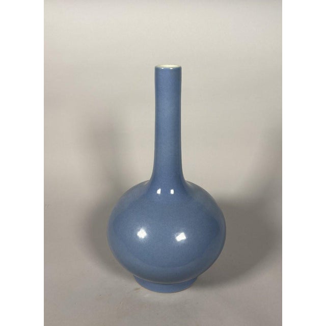 18th Century Chinese lavender porcelain vase, Qianlong period (1736-1795). For Sale - Image 5 of 6