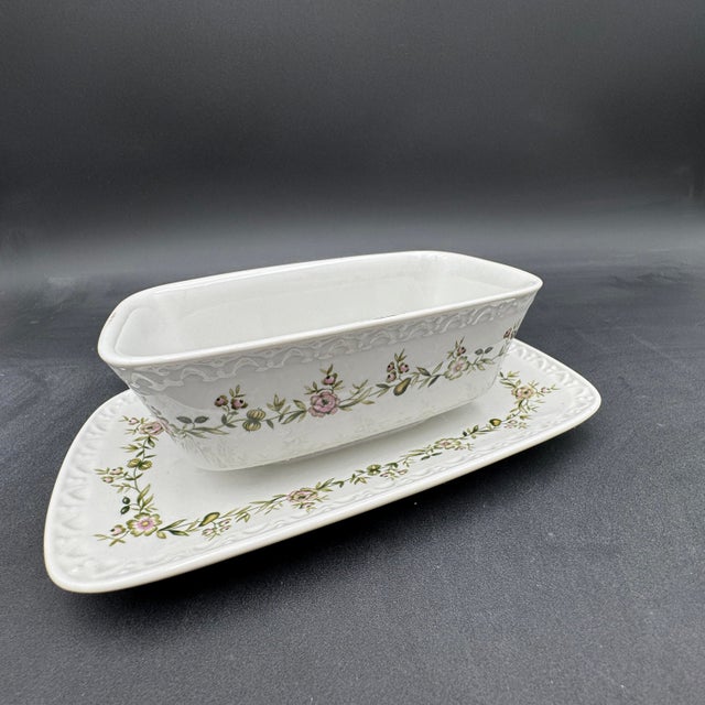 Early 20th Century Villeroy & Boch Gravy Boat Trianon Pattern With Attached Underplate For Sale In Dallas - Image 6 of 6