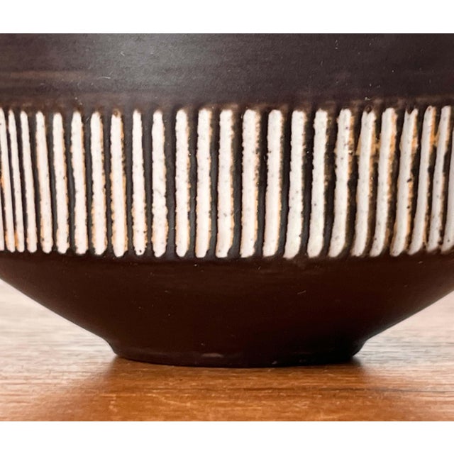 Beige Mid-Century Modern Danish Studio Pottery Minimalist Plates and Bowl from Einar Helleroe, 1960s, Set of 3 For Sale - Image 8 of 18