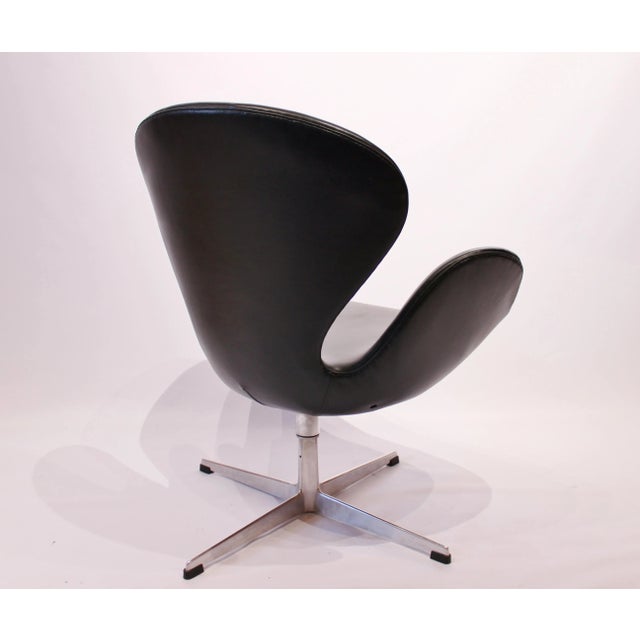 3320 Swan Chair by Arne Jacobsen for Fritz Hansen, 1950s For Sale - Image 3 of 11