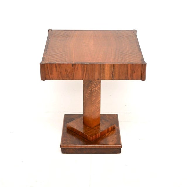 A beautifully made and nicely proportioned original Art Deco figured walnut coffee / side table. This was made in England,...