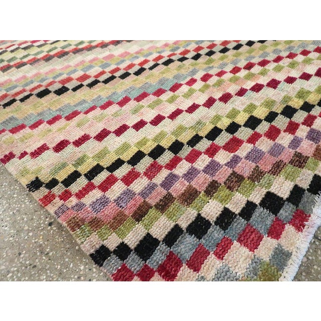 Ivory Galerie Shabab Collection Mid-20th Century Turkish Anatolian Accent Rug For Sale - Image 8 of 10