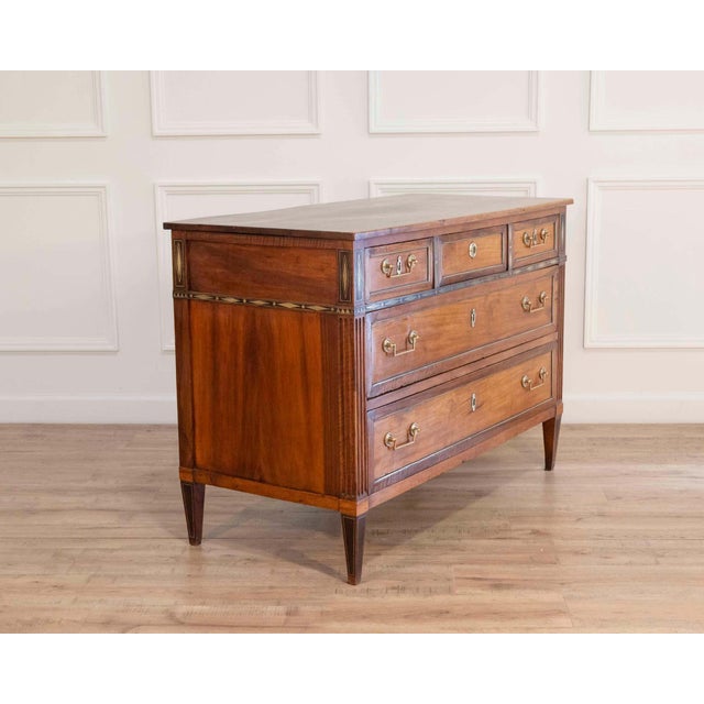 Louis XVI Walnut Chest of Drawers with Brass Inlay, France, Late 18th Century For Sale In Atlanta - Image 6 of 10
