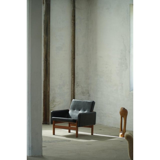 A beautiful and sculptural easy chair designed by Jørgen Bækmark for FDB Møbler, Denmark, during the 1960s. Model 6523....