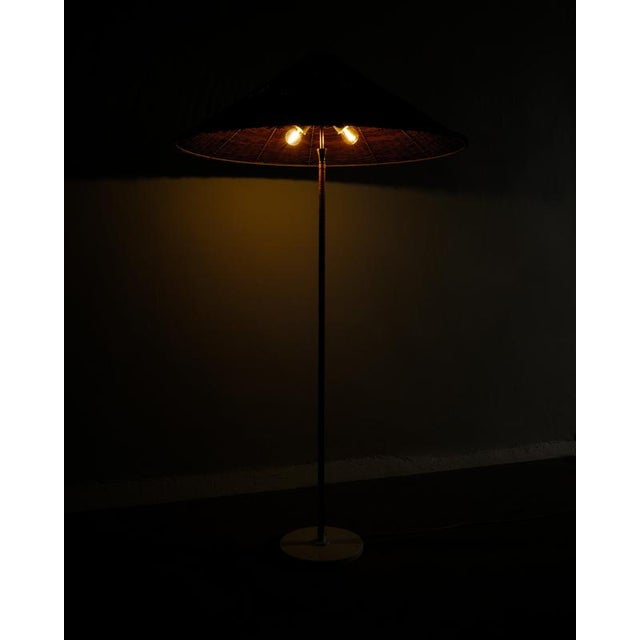 Wood Finnish Mid-Century Floor Lamp in Brass & Rattan Attributed to Paavo Tynell Produced by Itsu Finland, 1940s For Sale - Image 7 of 9