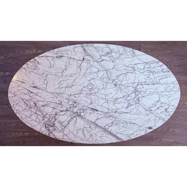 A genuine icon. This large-format Saarinen Tulip dining table features a stunning oval arabescato marble top — white with...