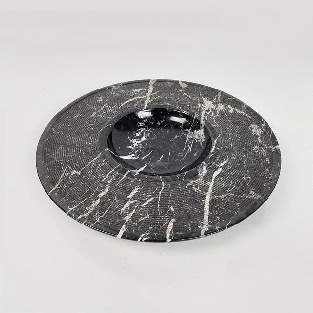 Italian modern round centerpiece in black marble, 1970s Round-based black marble centerpiece plate. There is a round plate...