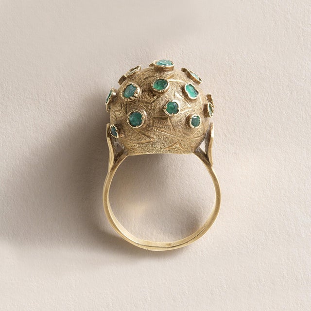 We offer free 2-day shipping! This is a vintage Sputnik ring featuring emerald gemstones Circa 1960 Details: 20 round cut...