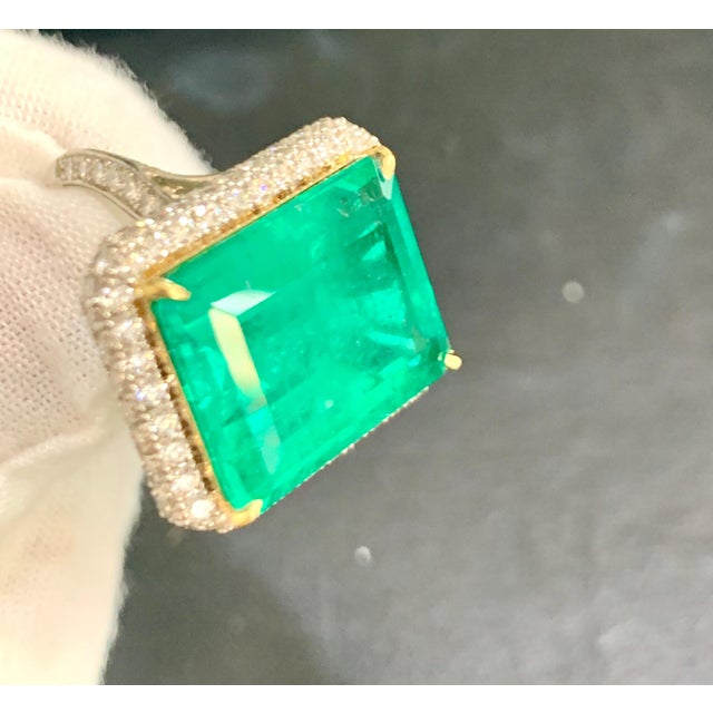 Metal Agl Certified 13.10 Ct Emerald Cut Colombian Emerald Diamond 18k Gold Ring For Sale - Image 7 of 8
