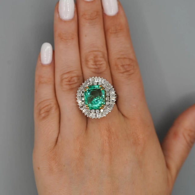 Mid 20th Century 9.17 Carat Octagon Chivor Emerald & Diamond Palladium Ballerina Ring, Size 7 For Sale - Image 5 of 11
