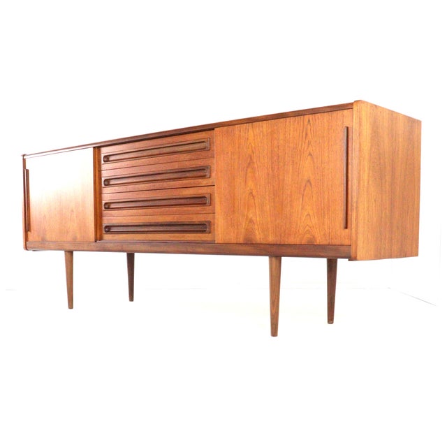 Dit uitzonderlijk mooie dressoir is een zeldzaam en tijdloos meubelstuk dat rechtstreeks uit de gouden eeuw van het Deens...