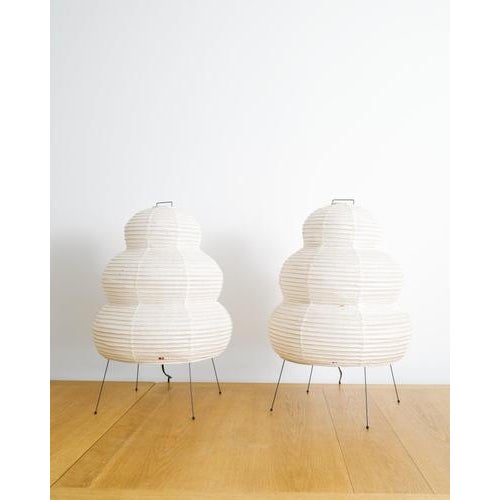 Metal Pair of Early "24N" Akari Mid Century Table Lamps by Isamu Noguchi Produced by Ozeki, Gifu Japan 1960s For Sale - Image 7 of 7