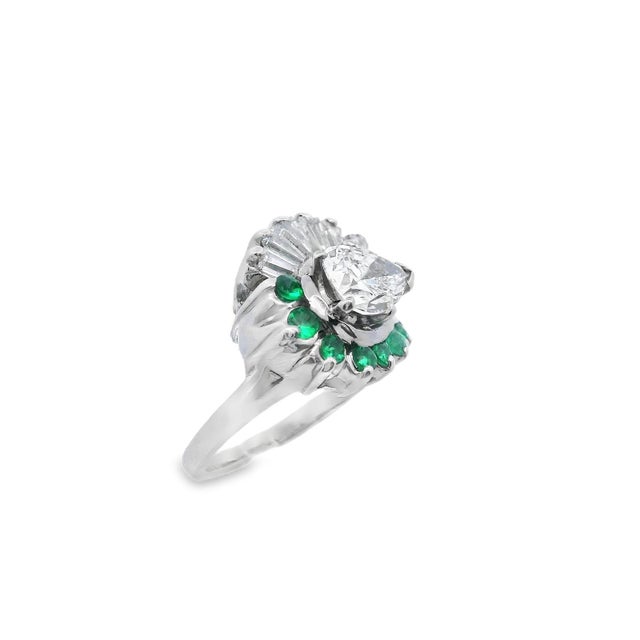 1950s 14k White Gold Pear Shaped Diamond and Emerald Ring With Gia Report Size 8.75 For Sale - Image 4 of 11