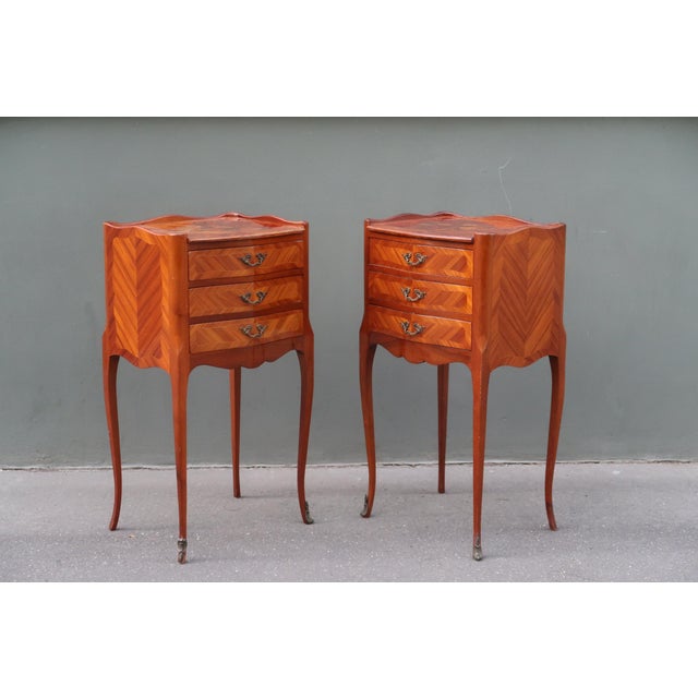 1960s Pair of French Louis XV Style Rosewood Side Tables Nightstands For Sale - Image 13 of 17