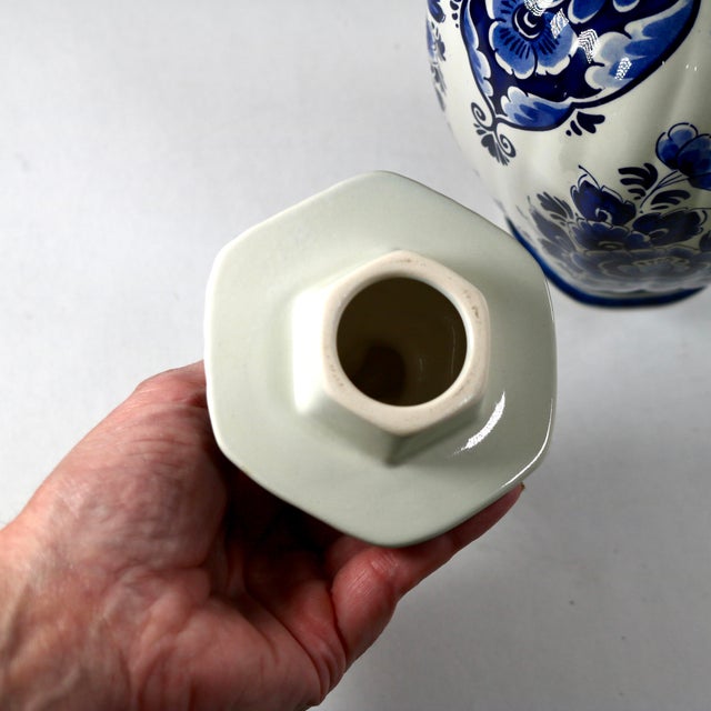 Delft Blue & White Lidded Ginger Jar Urn With Lion Finial From Holland For Sale - Image 10 of 10