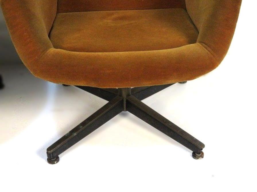 Mid-Century Modern Armchairs: Timeless Elegance or Dated Relics?