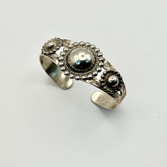 1950s Vintage Southwestern American Navajo Bell Trading Co. Sterling Cuff Bracelet. For Sale - Image 6 of 13