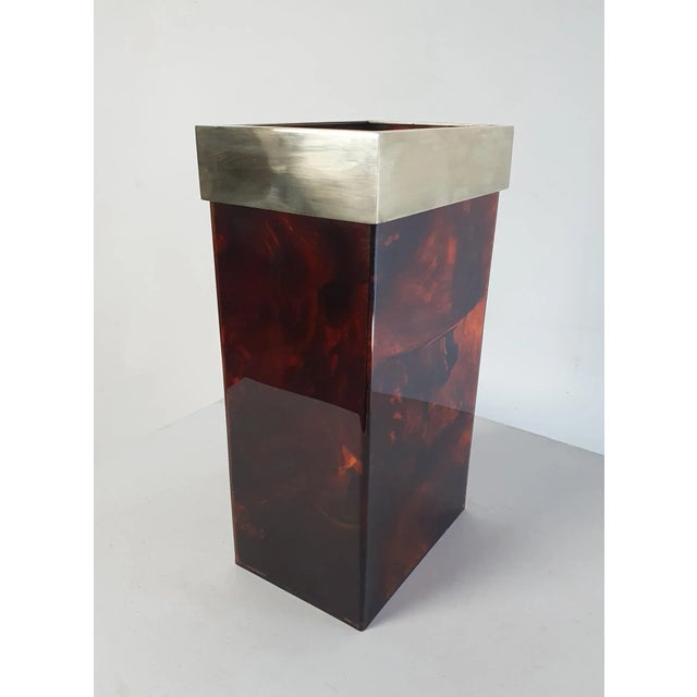 Glam rectangular vase in acrylic glass with tortoise pattern in brown and with a brass rim. Can be used for dried or fresh...