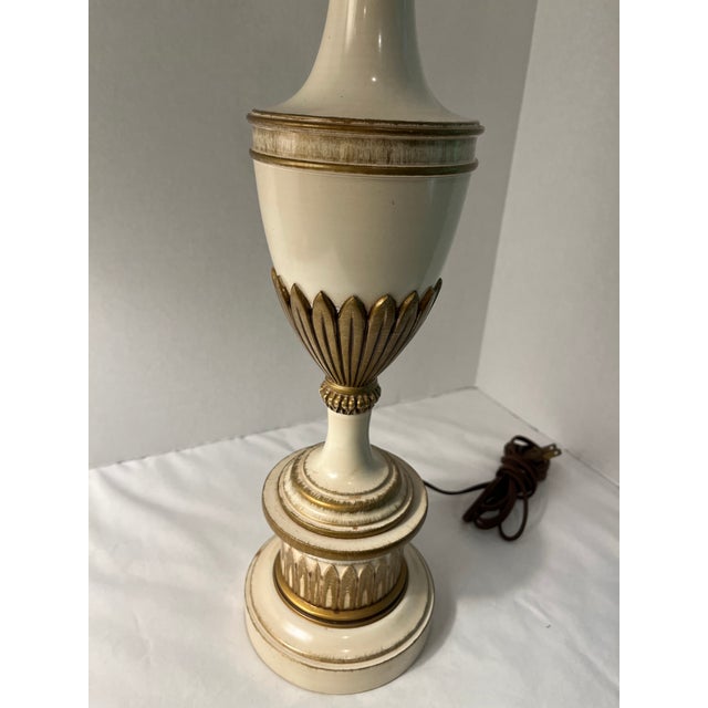Stiffel Mid-Century Stiffel Hollywood Regency Brass and Gilded Enamel Table Lamp For Sale - Image 4 of 7