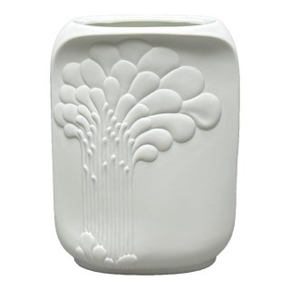 Vintage A.K. Kaiser 669 White Bisque Porcelain Modernist Op Art Vase Designed by M. Frey, 1970 For Sale