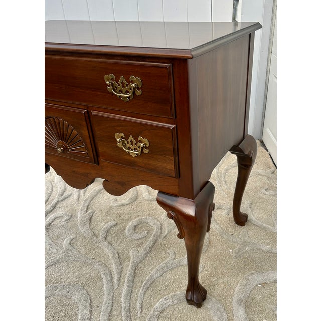 Queen Anne Vtg. Ethan Allen Queen Anne Style Mahogany Four Drawer Lowboy For Sale - Image 3 of 15