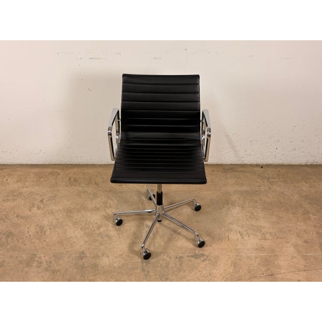 Mid-Century Modern EA 117 Aluminium Chair by Charles & Ray Eames for Vitra For Sale - Image 3 of 8